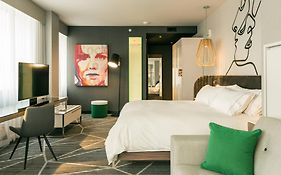 Renaissance Montreal Downtown Hotel Exterior photo